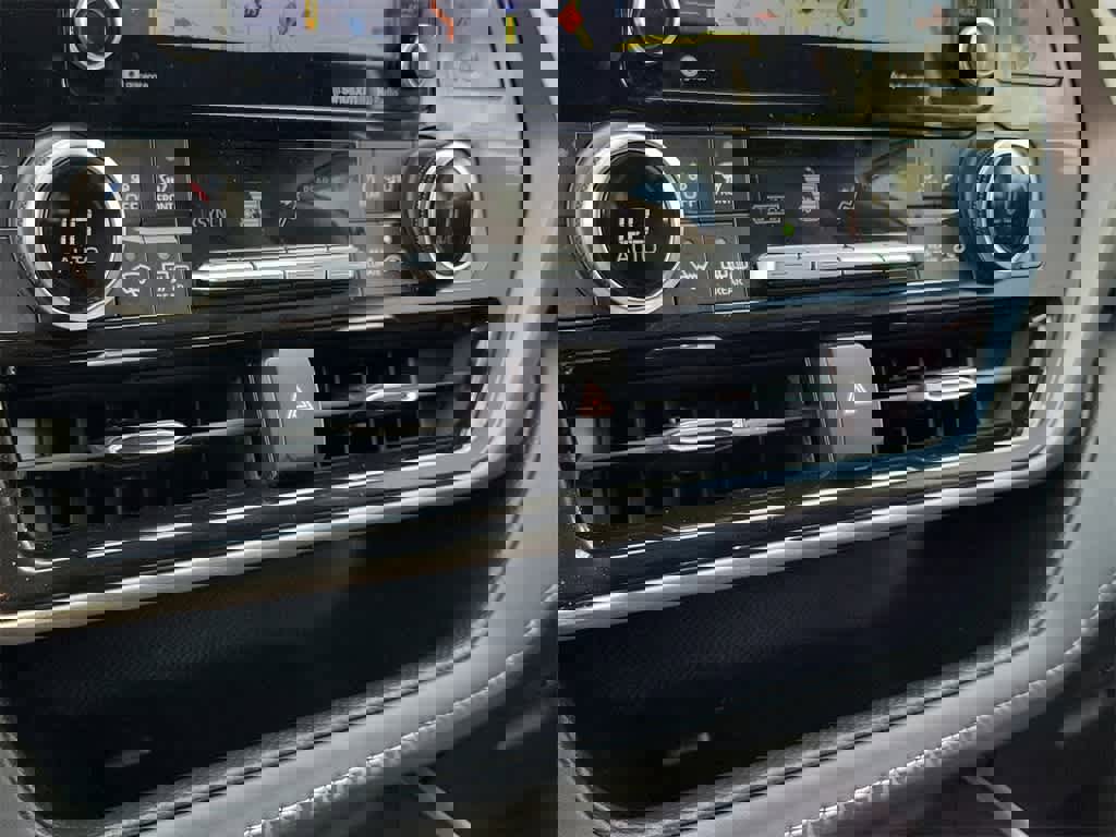 Used 2020 Toyota Highlander XLE image 28