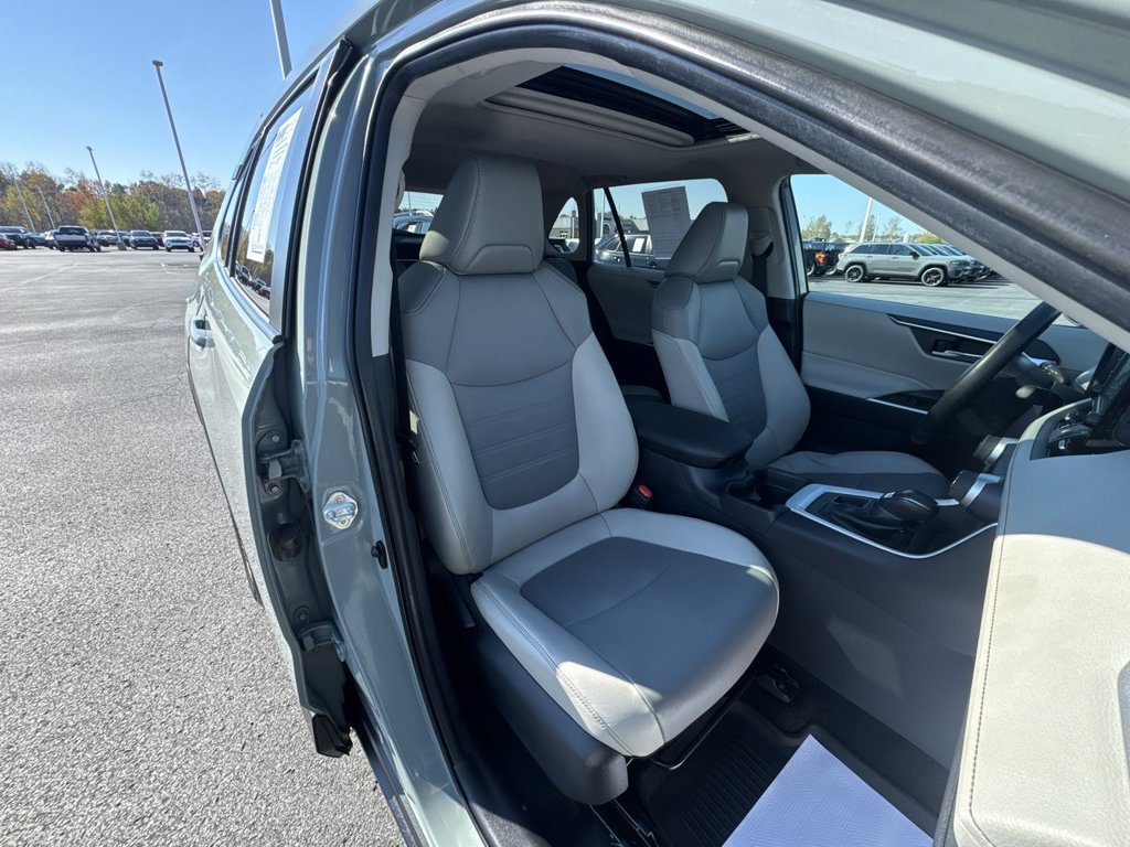 Used 2021 Toyota RAV4 XLE Premium AWD/4WD image 31