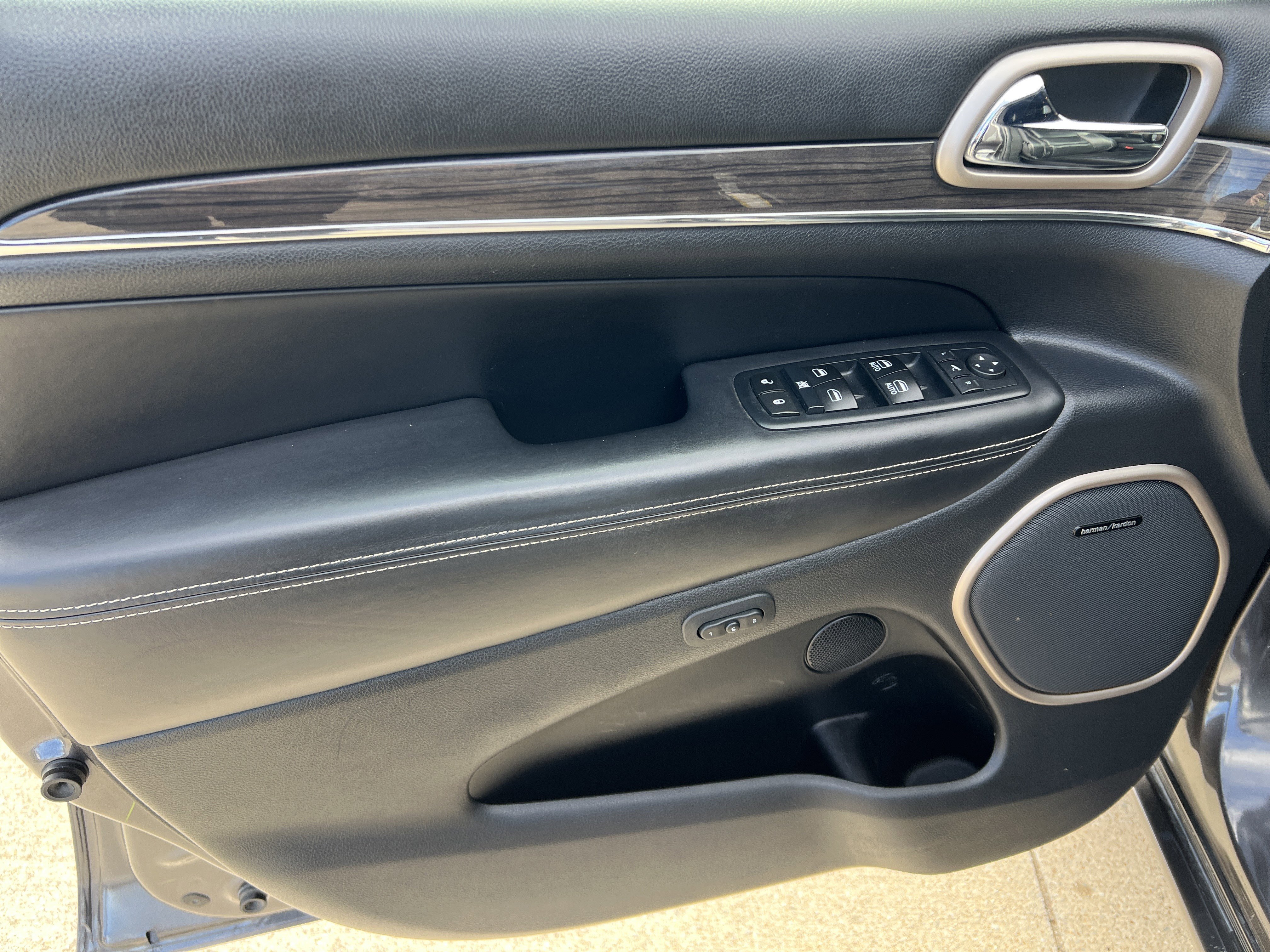 Used 2017 Jeep Grand Cherokee Overland w/ Jeep Active Safety Group image 13