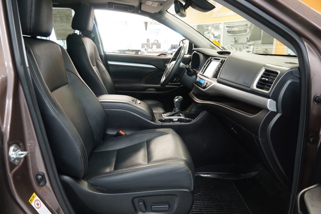 Used 2017 Toyota Highlander XLE AWD/4WD image 35