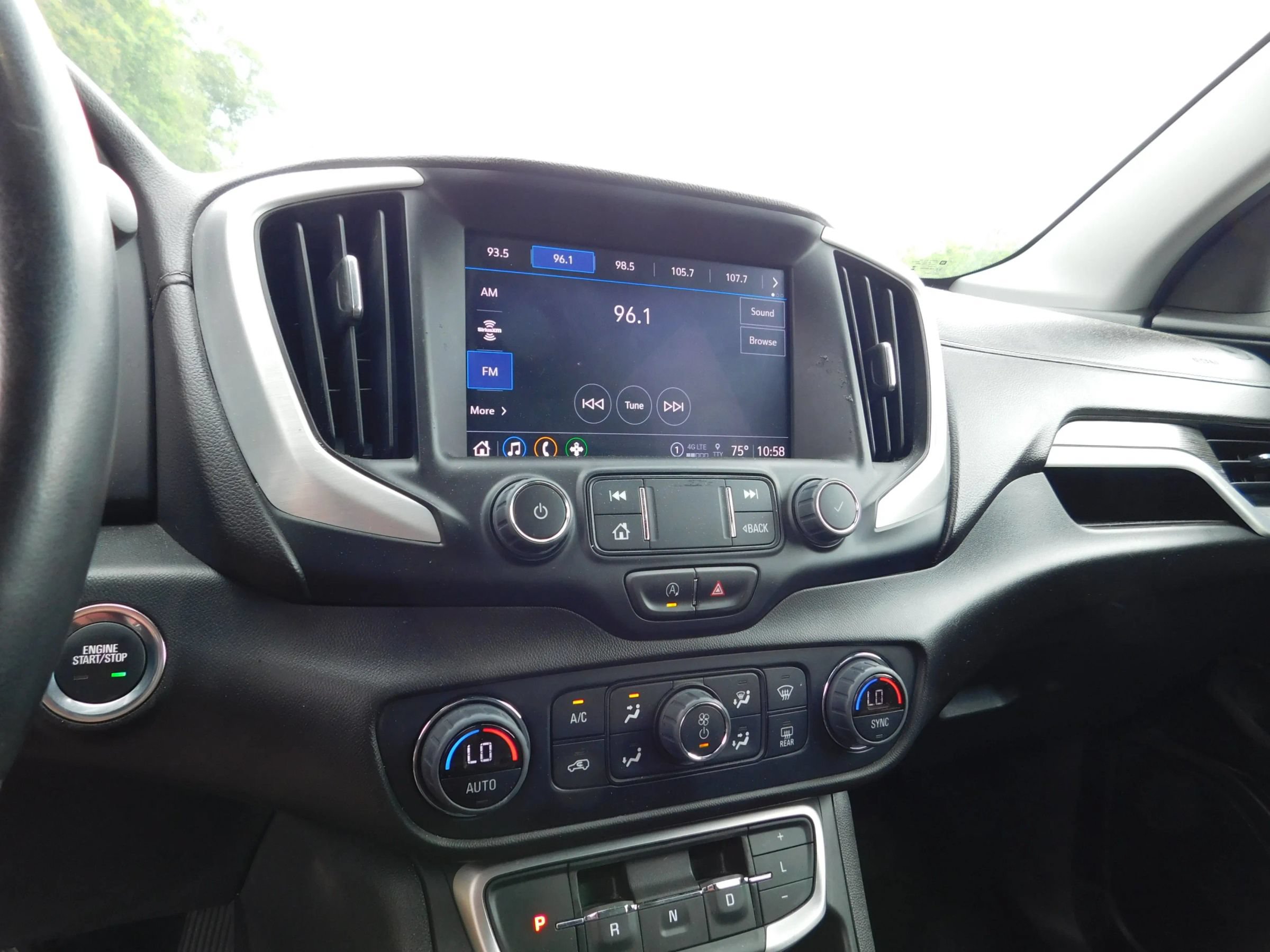 Used 2024 GMC Terrain SLT AWD/4WD image 17