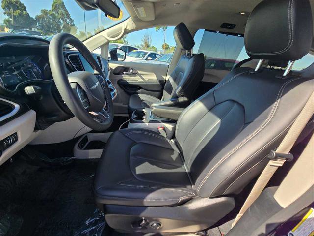 Used 2024 Chrysler Pacifica Touring-L FWD image 24