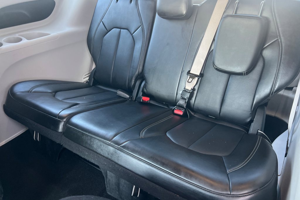 Used 2024 Chrysler Pacifica Select image 12