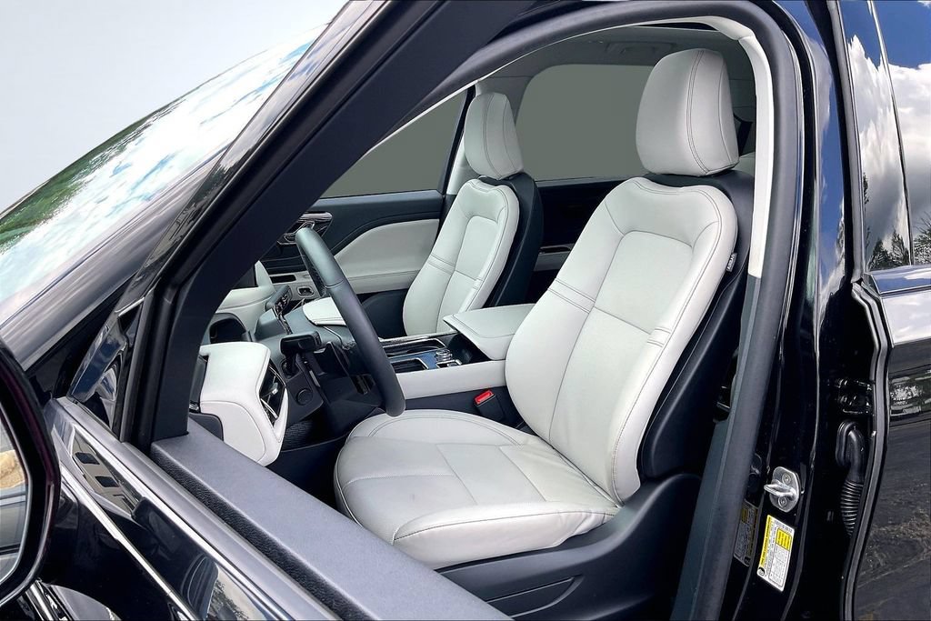 Used 2026 Lincoln Aviator AWD w/ Jet Appearance Package image 19
