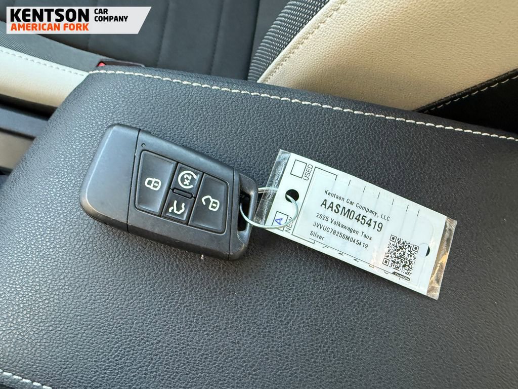 Used 2025 Volkswagen Taos SE image 39