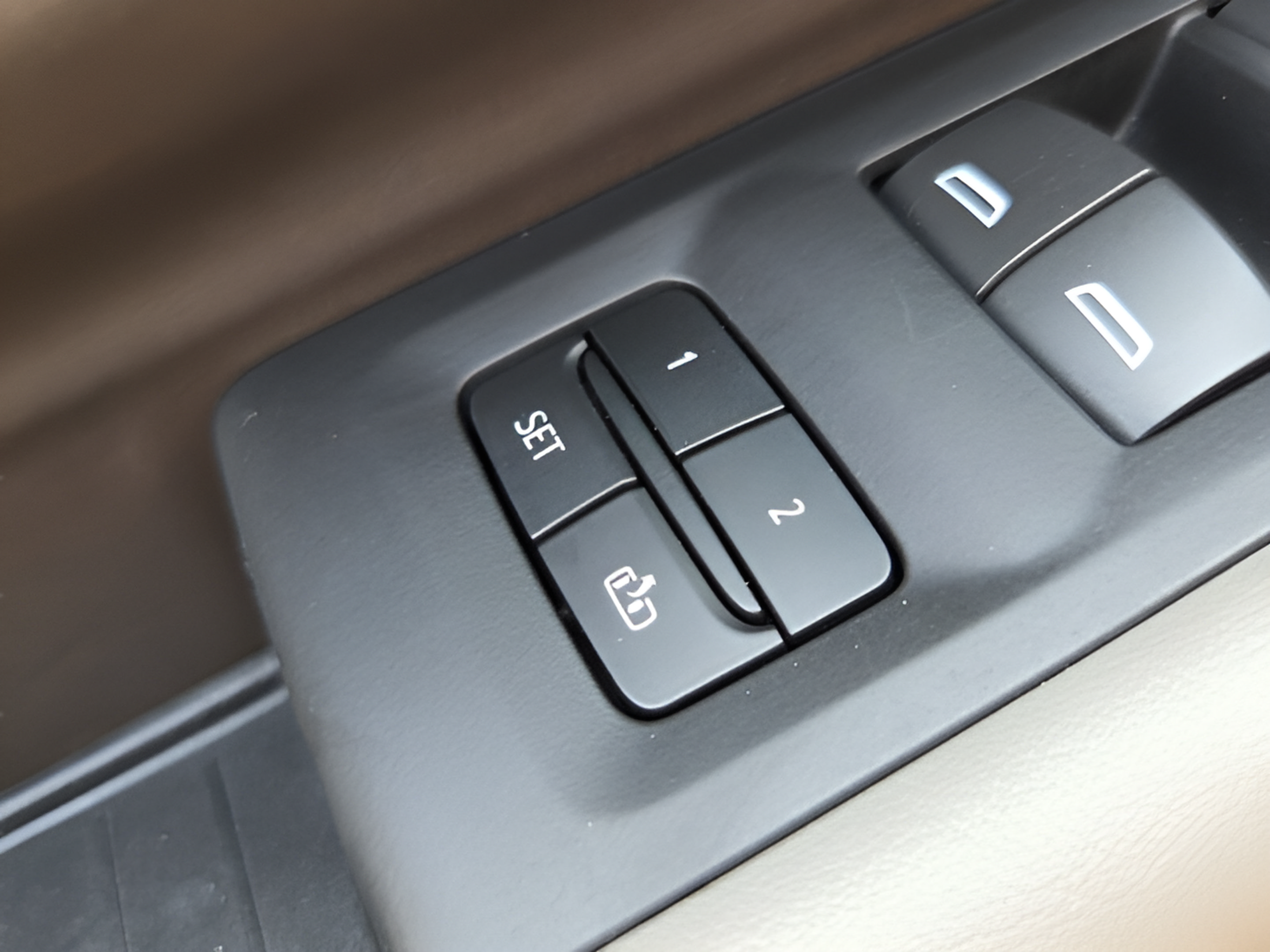 Certified 2024 Chevrolet Suburban LT RWD image 28