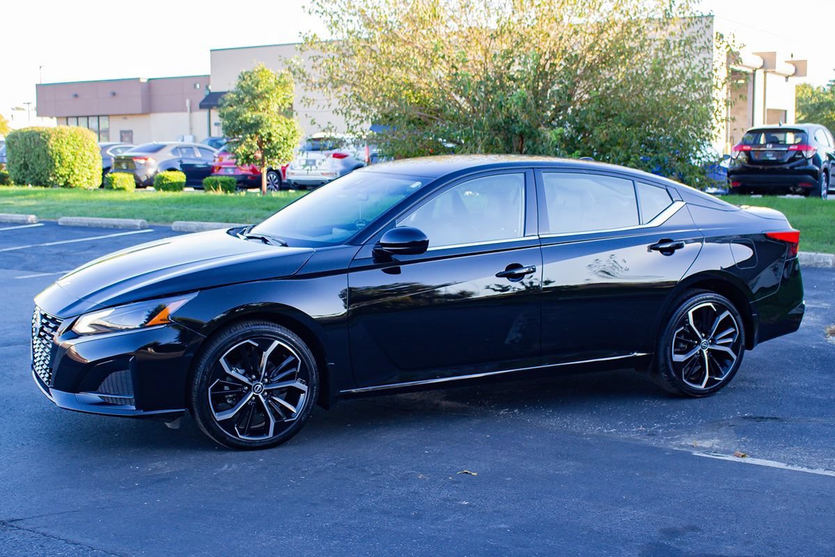 Used 2025 Nissan Altima 2.5 SR AWD/4WD image 4