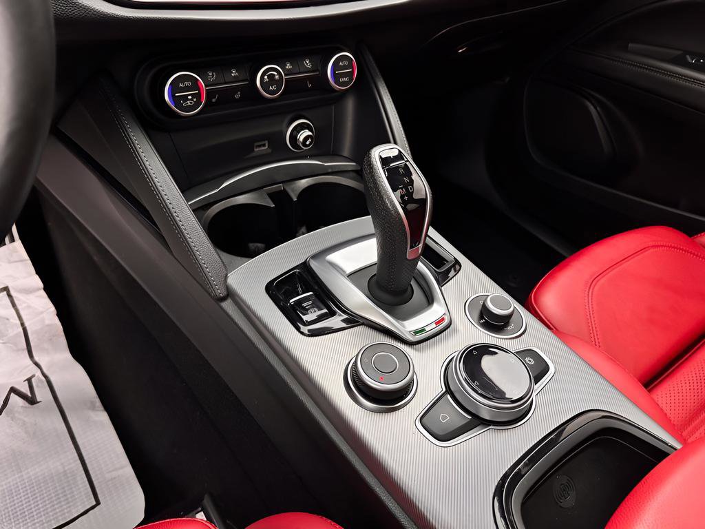 Used 2025 Alfa Romeo Stelvio Sprint image 13