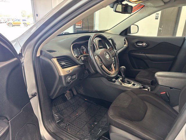 Used 2016 Jeep Cherokee Latitude w/ Cold Weather Group AWD/4WD image 14