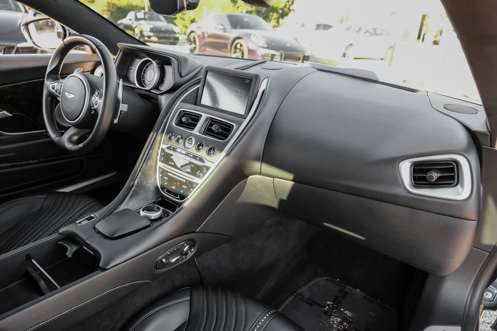 Used 2020 Aston Martin DB11 Coupe image 10