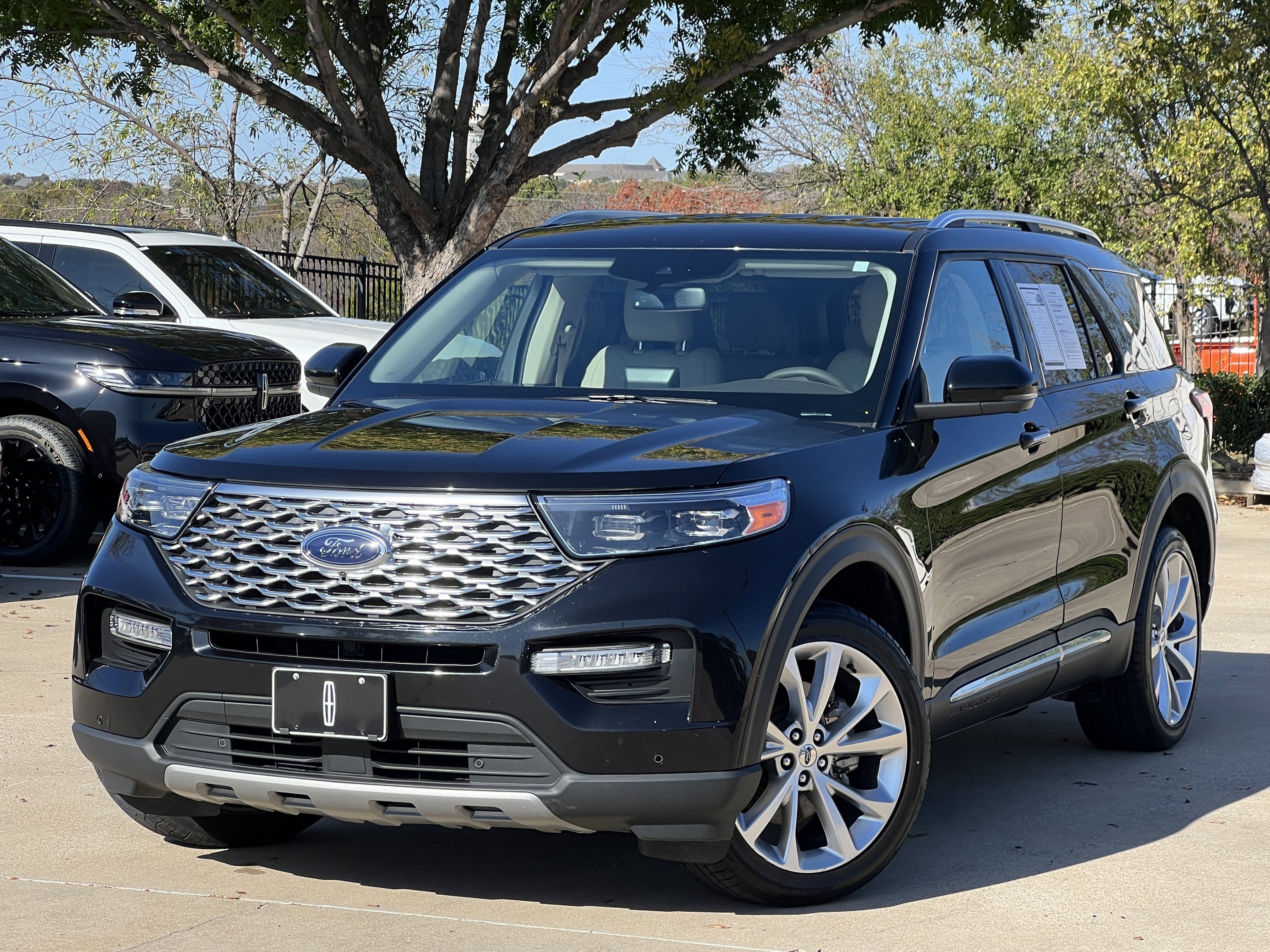 Used 2023 Ford Explorer Platinum w/ Technology Package image 2