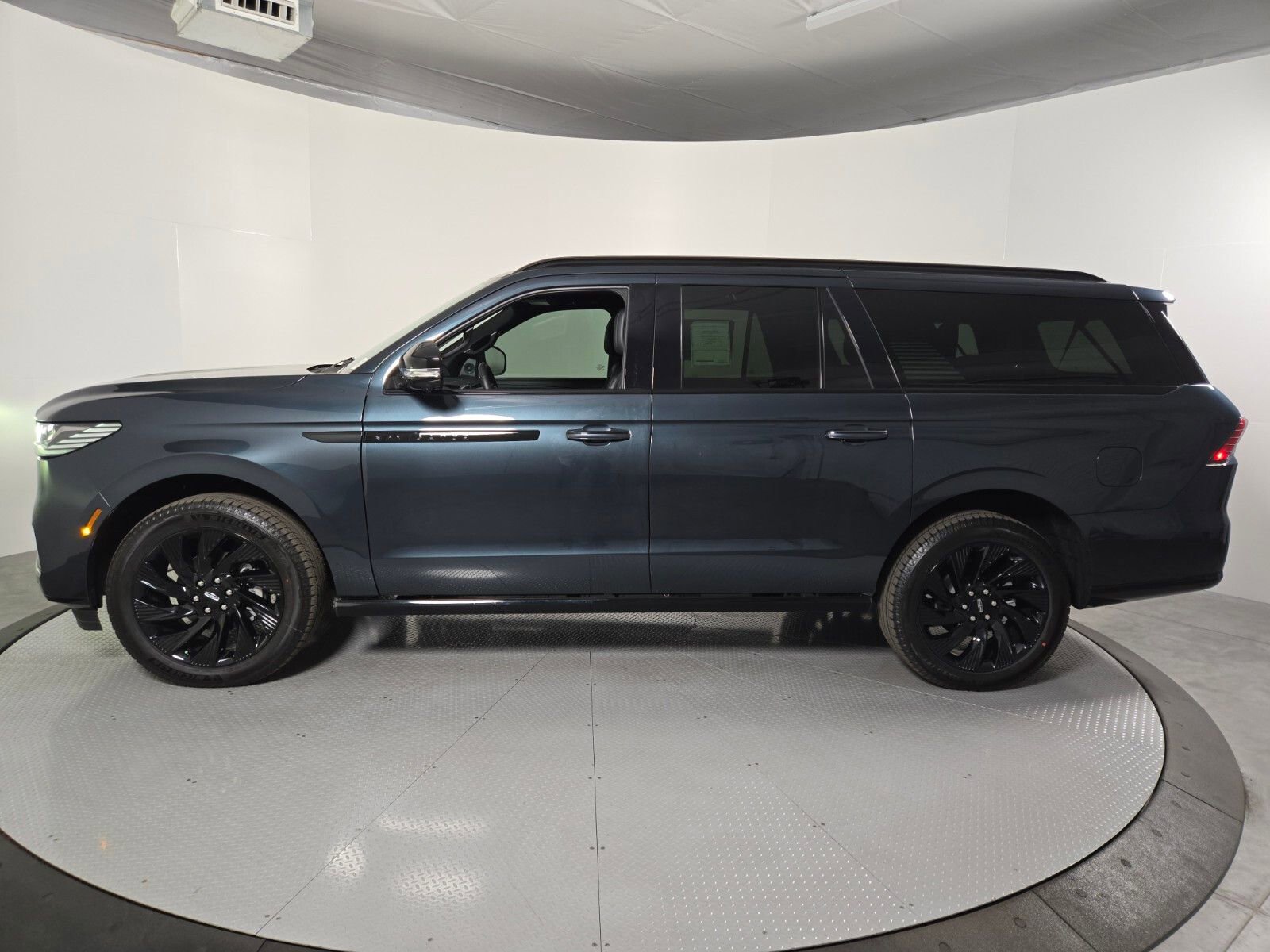 New 2026 Lincoln Navigator L Reserve w/ Jet Appearance Package AWD/4WD image 8