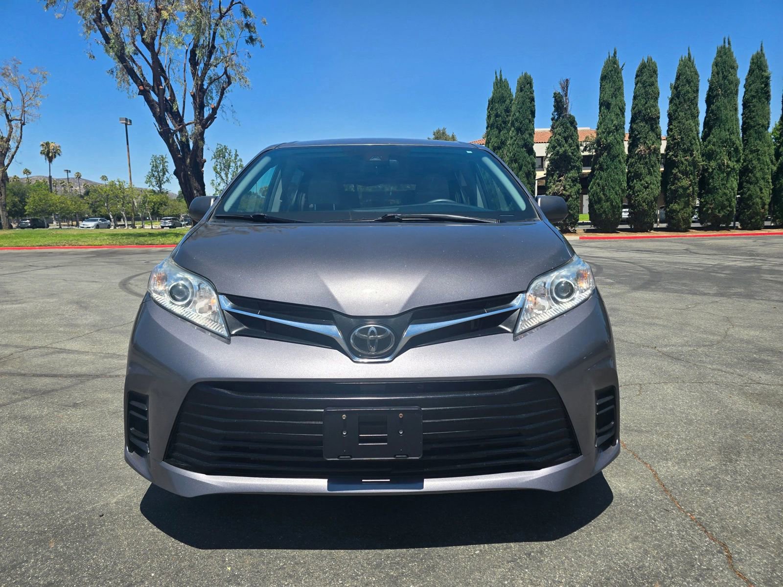 Used 2019 Toyota Sienna LE image 2