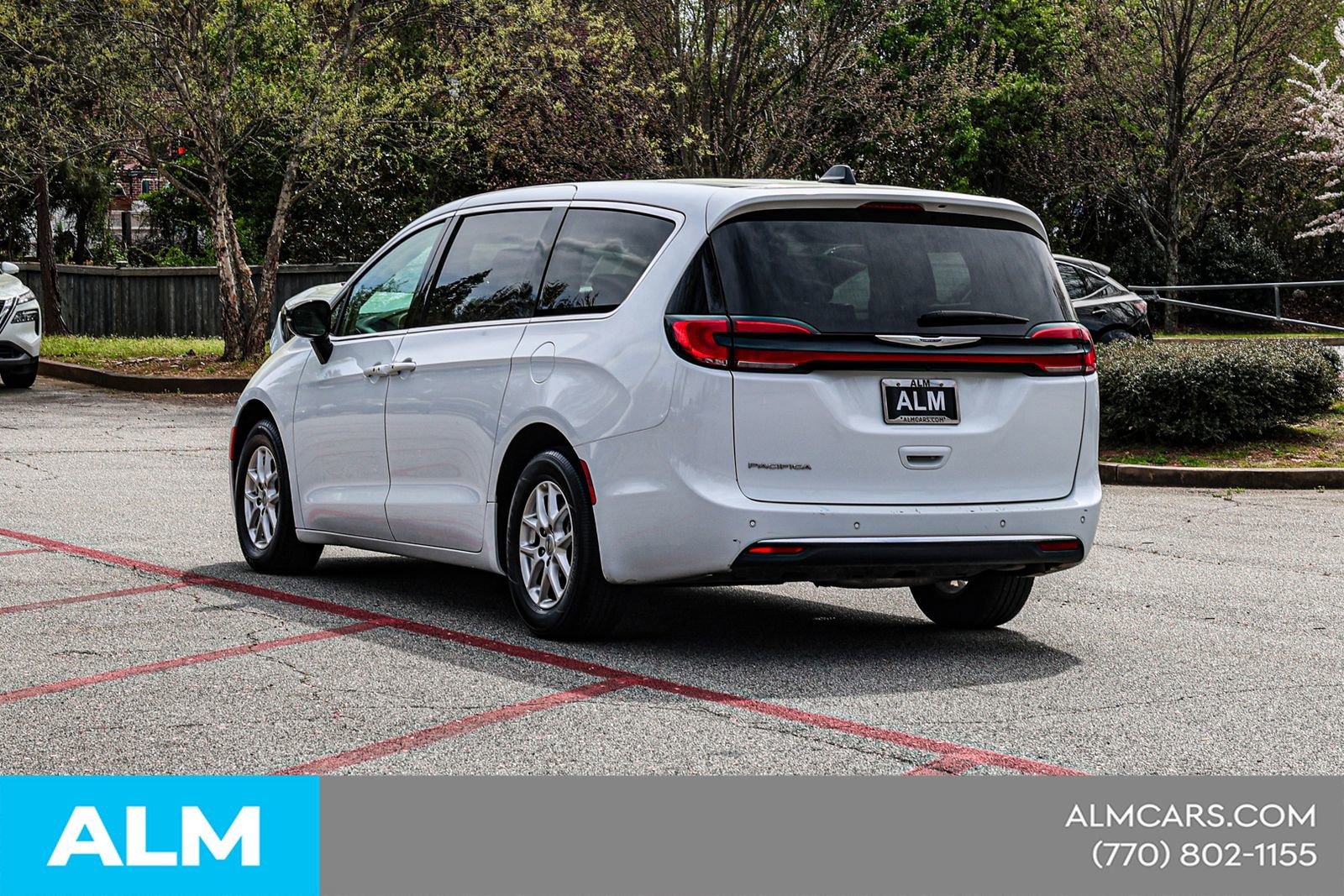 Used 2024 Chrysler Pacifica Touring-L FWD image 9