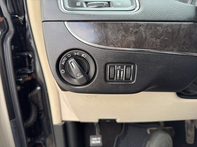 Used 2012 Chrysler Town & Country Touring-L w/ Driver Convenience Group image 17