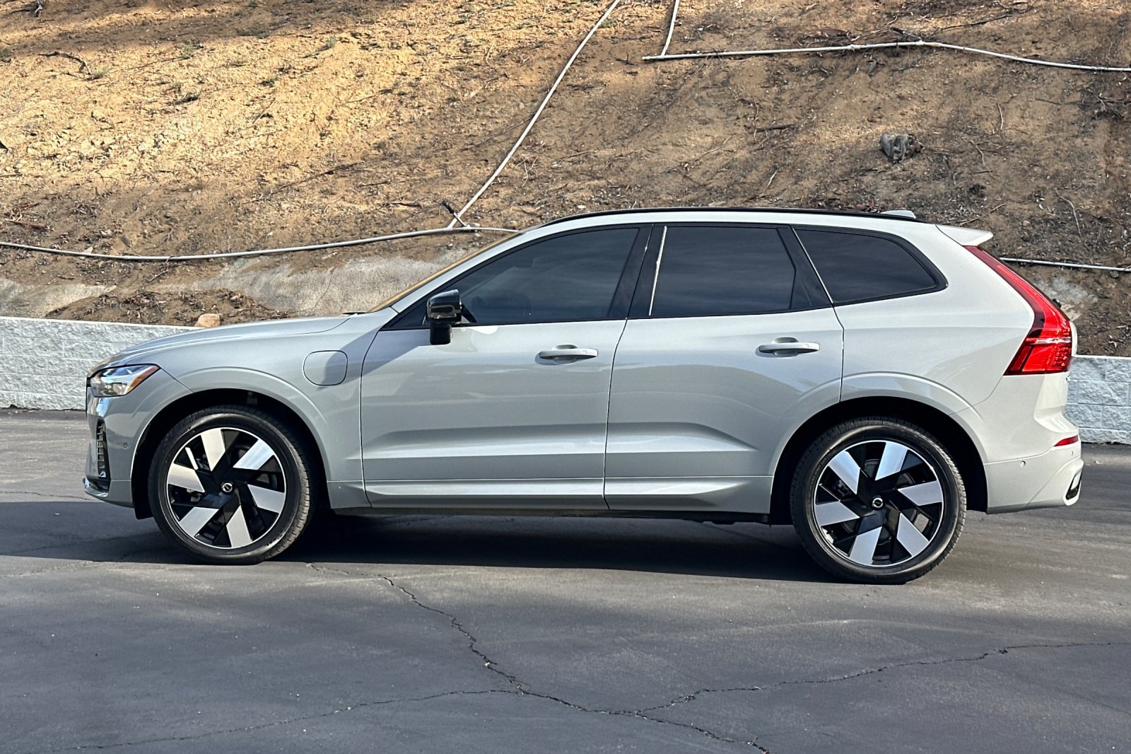 Certified 2025 Volvo XC60 T8 Plus w/ Protection Package Premier AWD/4WD image 8