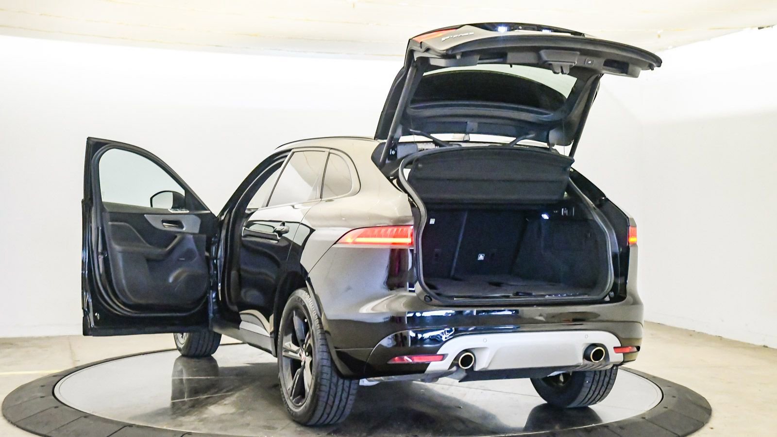 Used 2019 Jaguar F-PACE S image 29