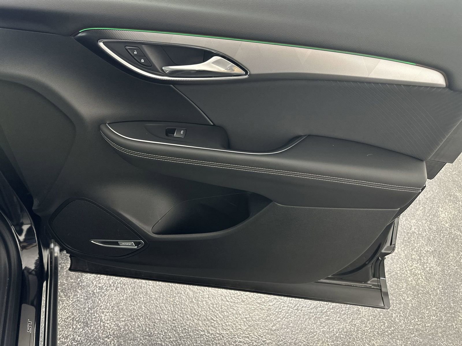 Used 2025 Buick Envision Sport Touring image 32