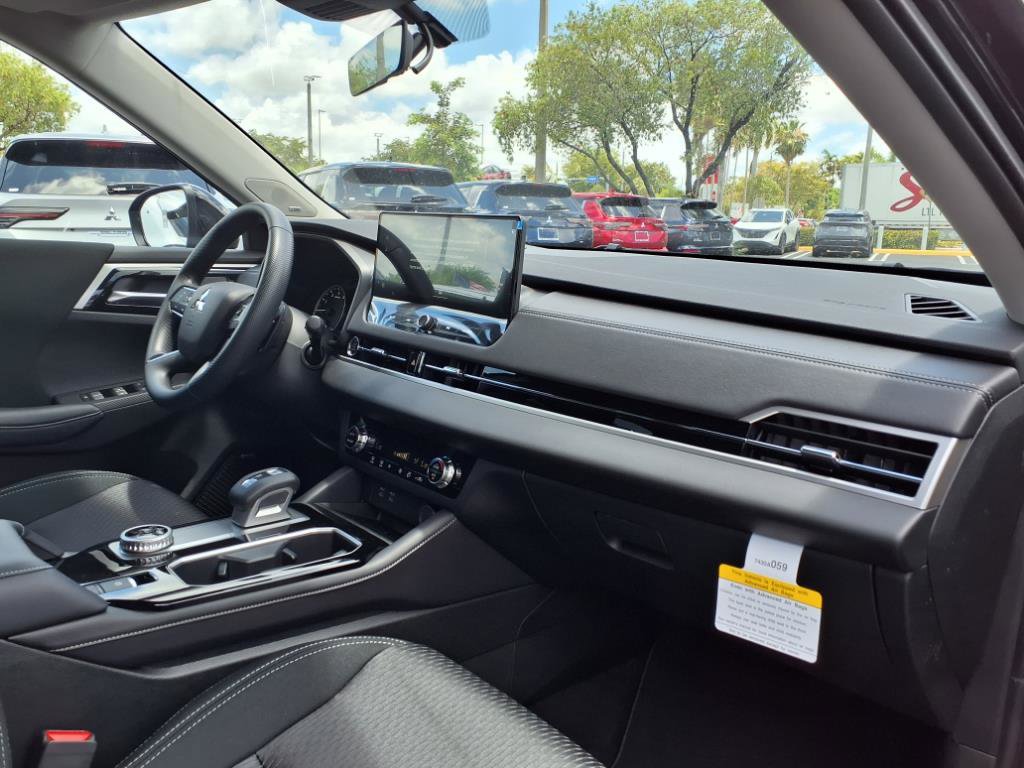 New 2025 Mitsubishi Outlander ES image 11