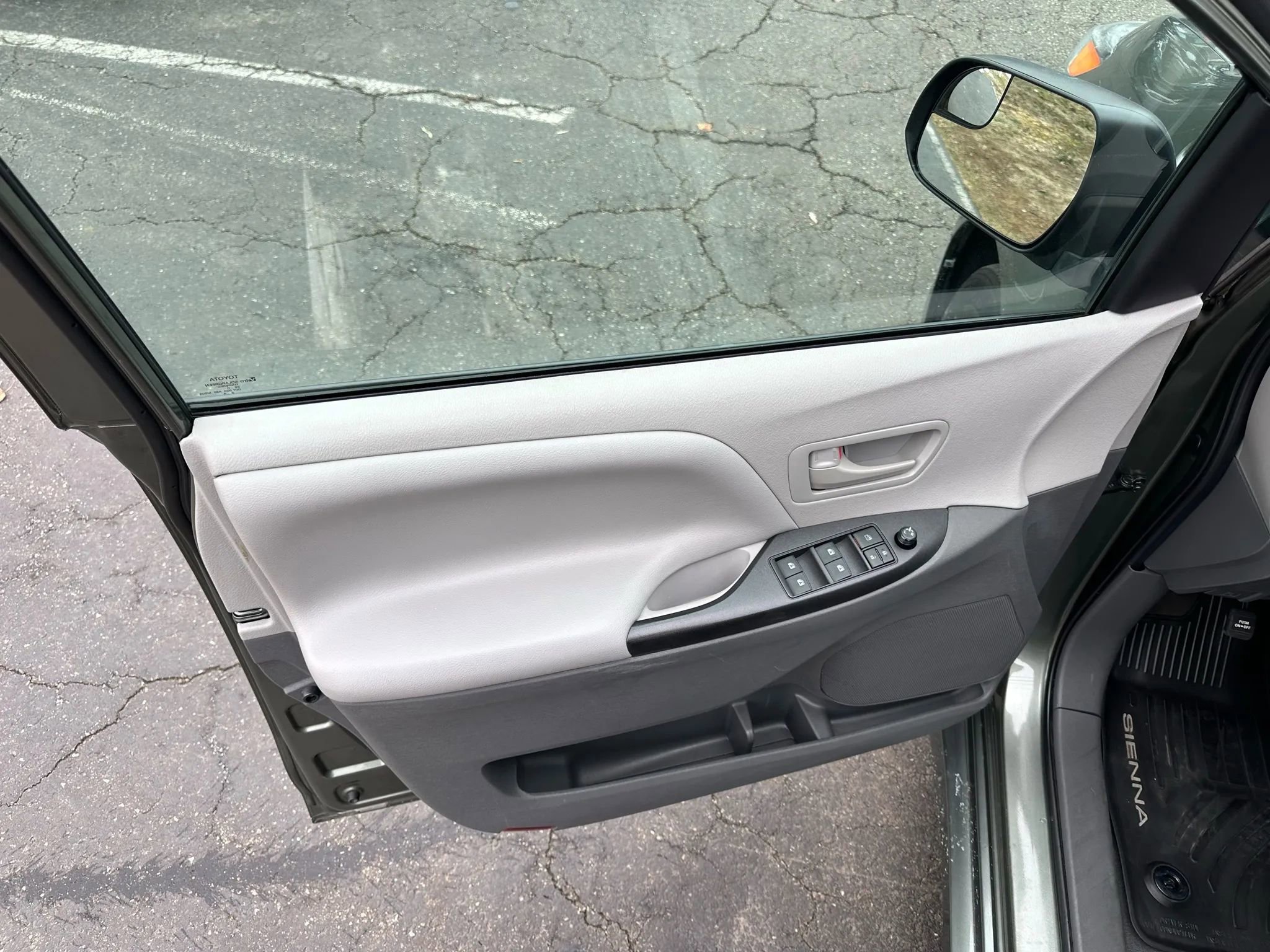 Used 2020 Toyota Sienna L image 31