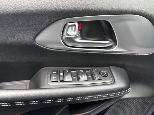 Used 2019 Chrysler Pacifica Touring-L w/ S Appearance Package image 17