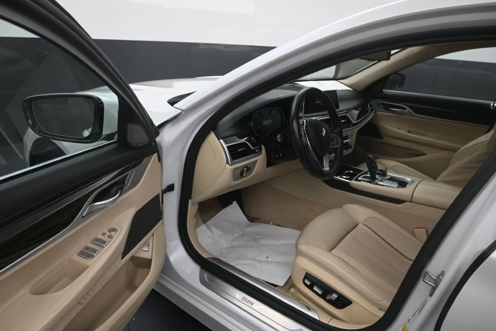 Used 2019 BMW 740i w/ Executive Package RWD image 10