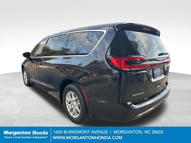 Used 2024 Chrysler Pacifica Touring-L image 7