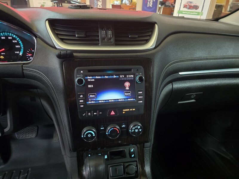 Used 2015 Chevrolet Traverse LT w/ Style and Technology Package FWD image 31