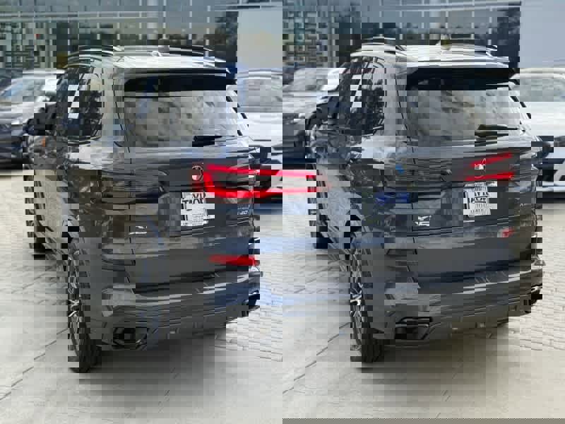 Used 2021 BMW X5 xDrive40i w/ M Sport Package image 4