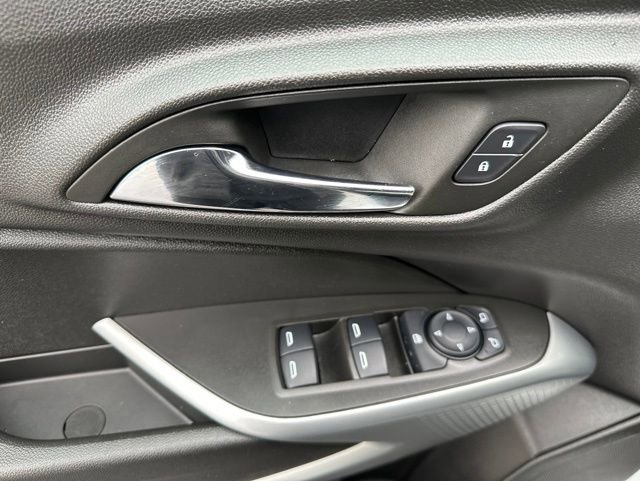 Used 2025 Chevrolet Trax RS w/ Sunroof Package FWD image 19