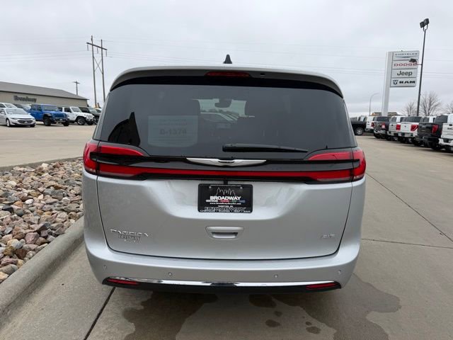 New 2026 Chrysler Pacifica Select AWD/4WD image 7