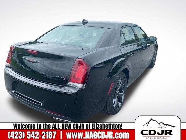 New 2023 Chrysler 300 S w/ Comfort Group image 9