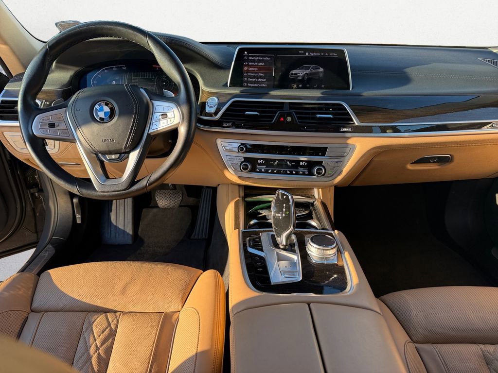Used 2022 BMW 740i w/ Premium Package image 9