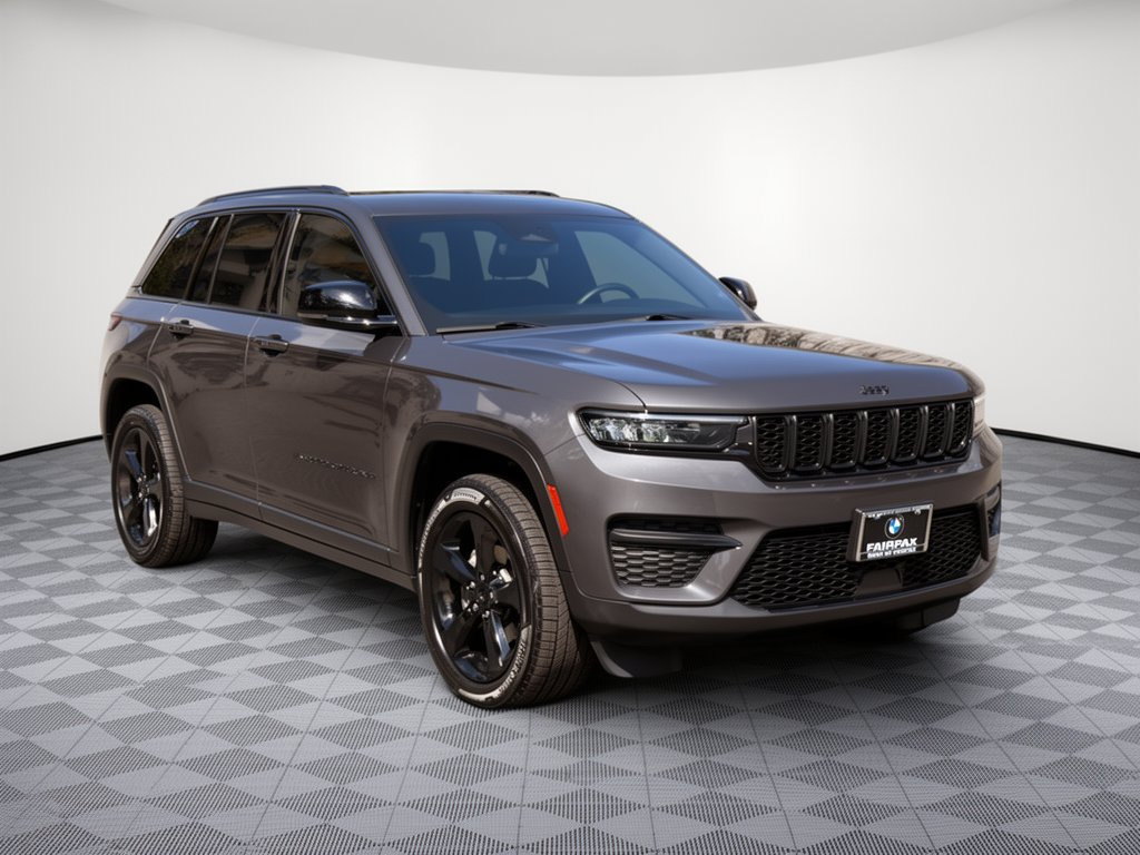 Used 2022 Jeep Grand Cherokee Altitude AWD/4WD image 2