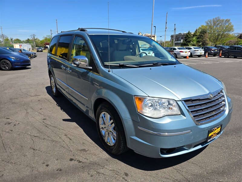Used 2008 Chrysler Town & Country Limited w/ Trailer Tow Group FWD image 4