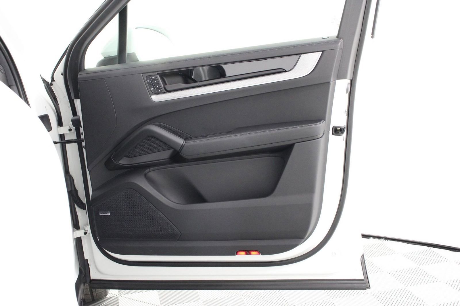 Certified 2025 Porsche Cayenne S image 23