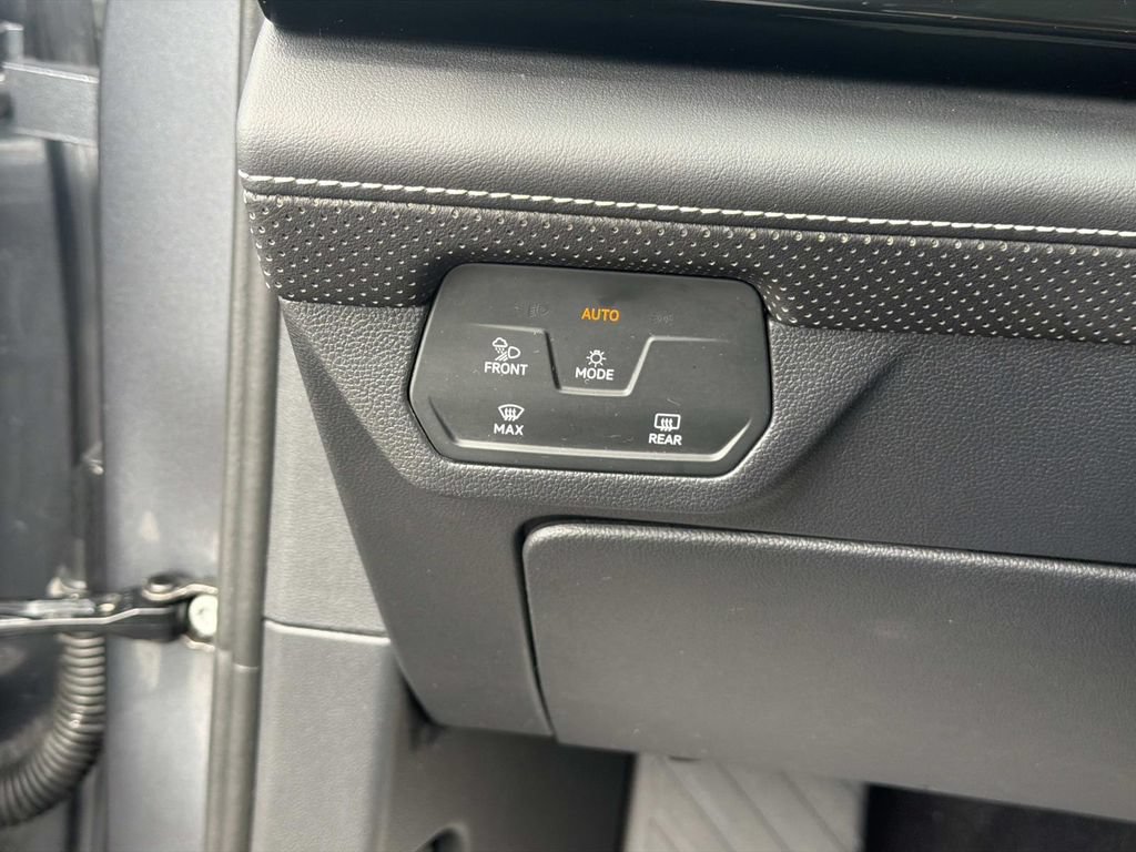 Used 2025 Volkswagen Atlas SE FWD image 24