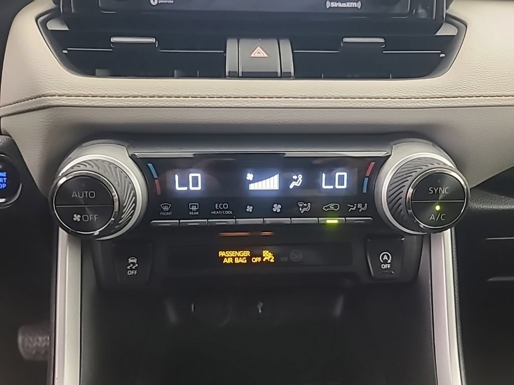 Used 2021 Toyota RAV4 XLE AWD/4WD image 35