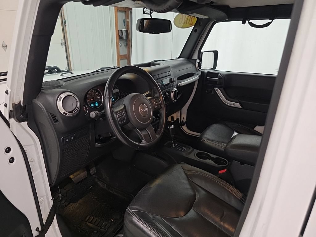 Used 2016 Jeep Wrangler Unlimited Rubicon w/ Connectivity Group AWD/4WD image 13
