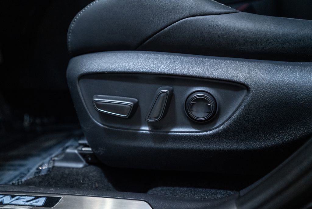 Used 2024 Toyota Venza XLE AWD/4WD image 23