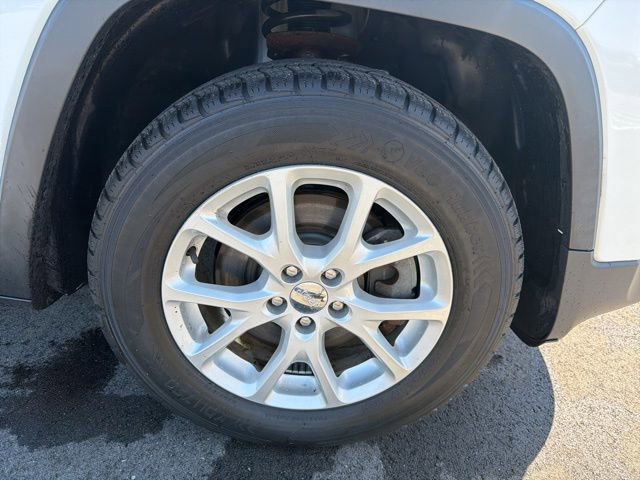 Used 2017 Jeep Cherokee Latitude w/ True North Edition AWD/4WD image 3