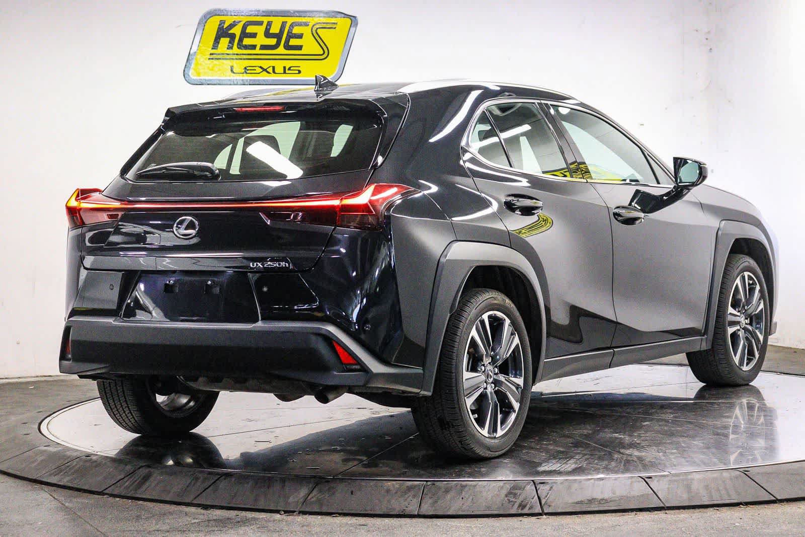 Certified 2023 Lexus UX 250h FWD w/ Accessory Package (Z2) image 4