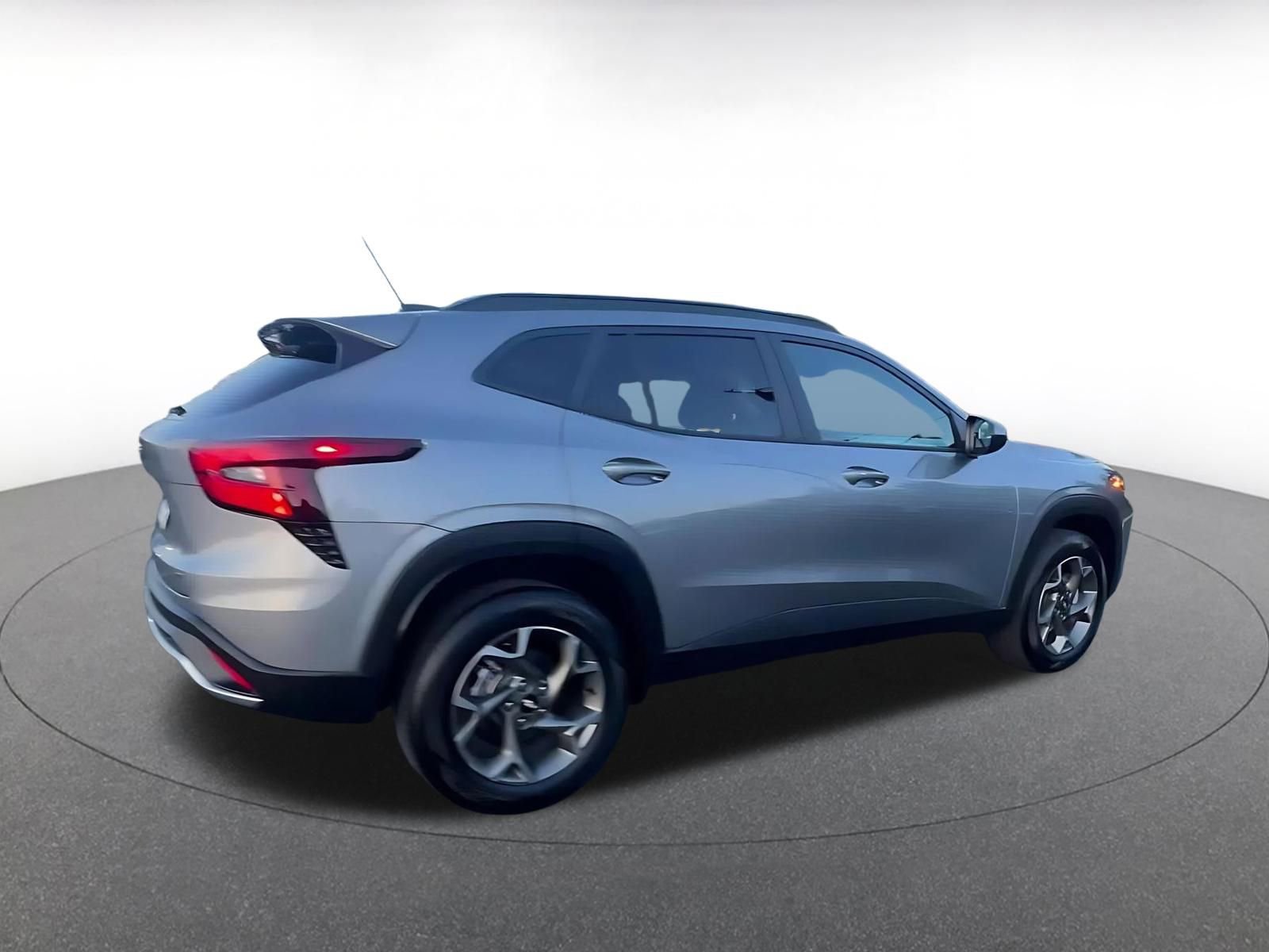 Used 2025 Chevrolet Trax LT w/ LT Convenience Package image 15