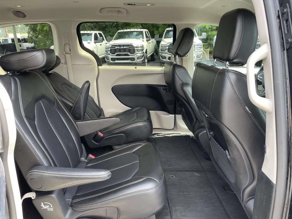 Certified 2024 Chrysler Pacifica Touring-L FWD image 41