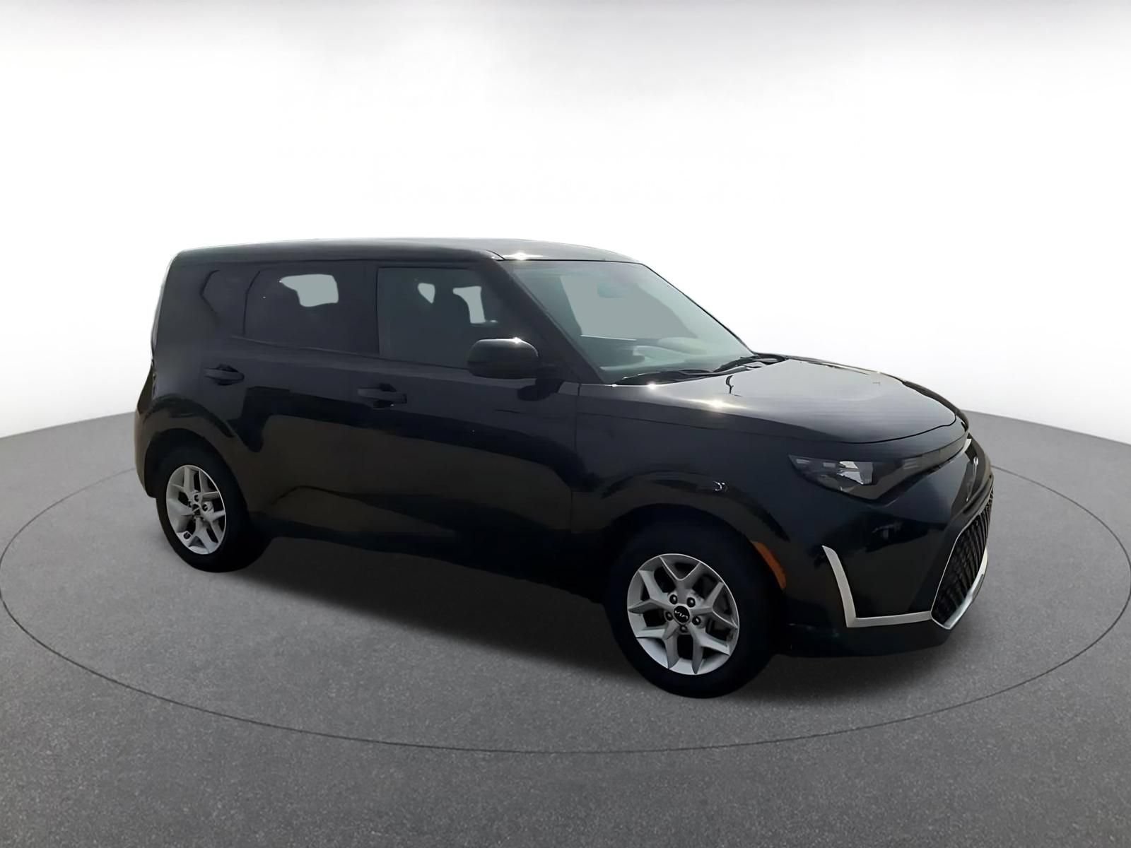 Used 2025 Kia Soul LX w/ LX Technology Package FWD image 2