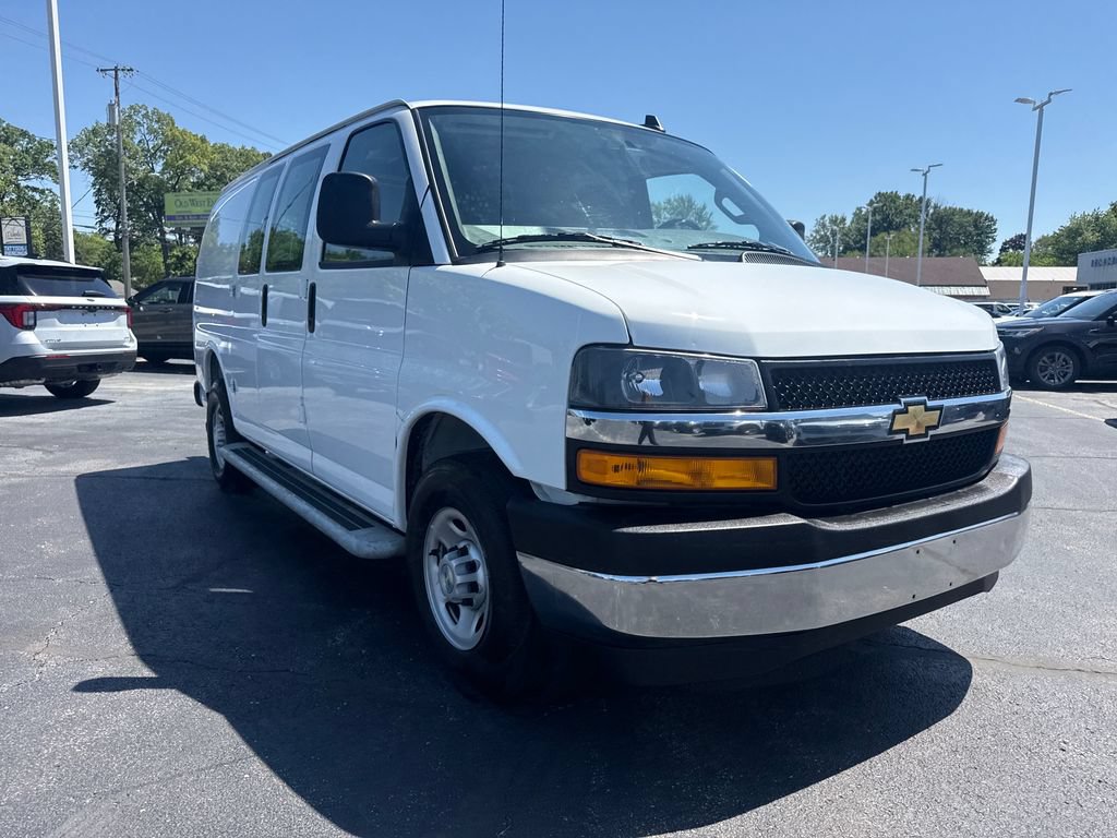 Used 2025 Chevrolet Express 2500 w/ Driver Convenience Package RWD image 4