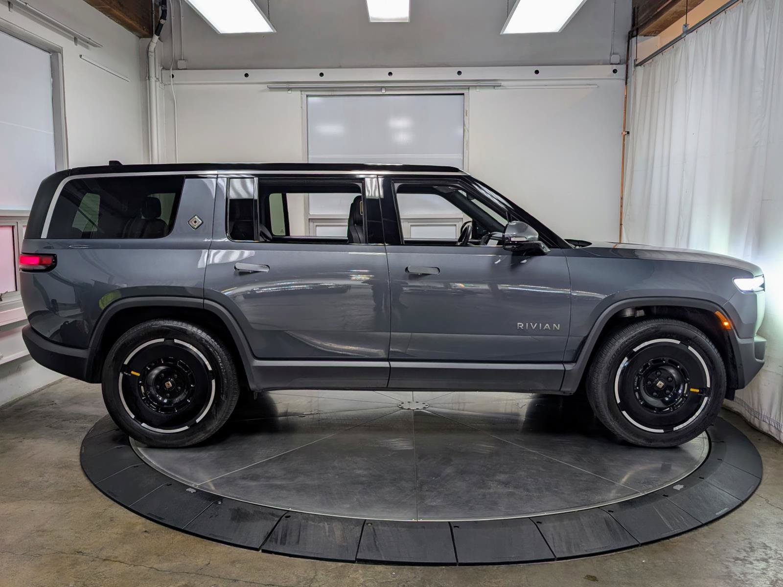 Used 2025 Rivian R1S Adventure AWD/4WD image 10