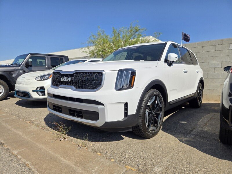 Certified 2025 Kia Telluride EX FWD image 2