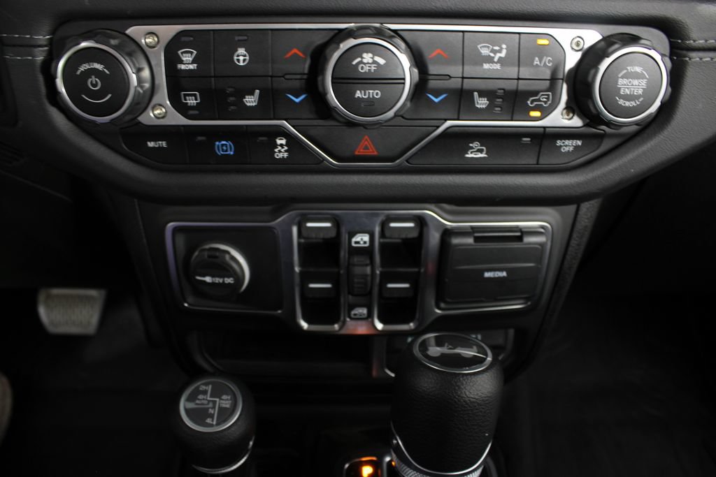 Used 2025 Jeep Wrangler Unlimited Sahara AWD/4WD image 6
