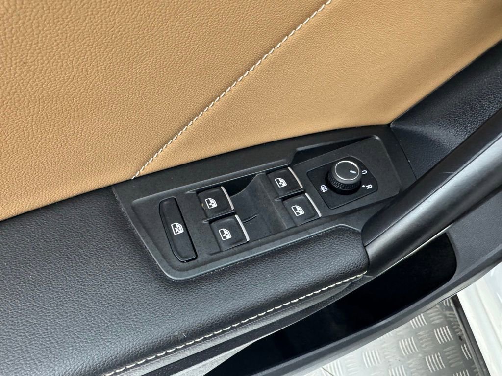 Used 2023 Volkswagen Tiguan SE w/ Panoramic Sunroof Package image 30